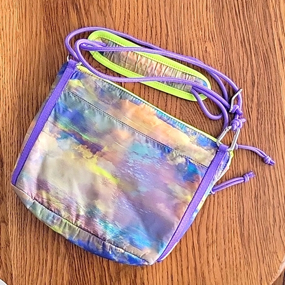 Lululemon Patch logo Crossbody - Picture 2 of 8